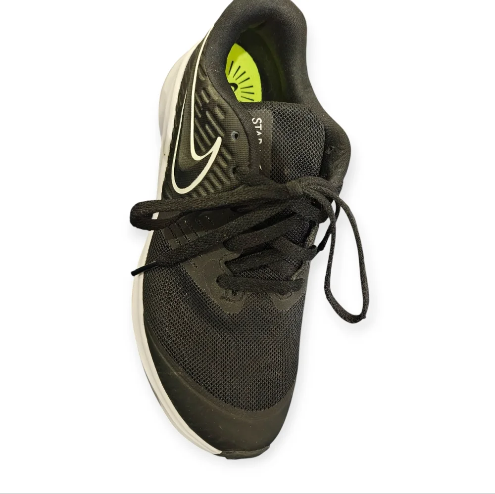Size 4 Y Nike Running Shoes Boys Nike Sneakers Like New!! - Picture 4 of 6